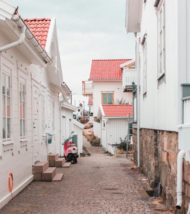 pexels-photo-2879991-2879991-1 Captivating view of a cobblestone alleyway lined with traditional Swedish houses in Smögen.